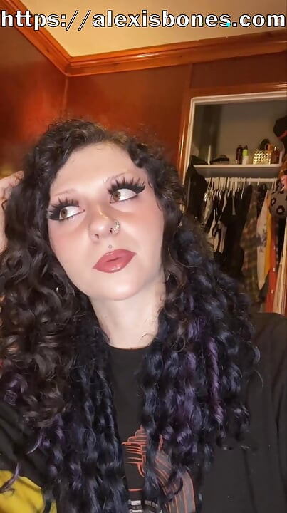 Menina com tesão faz um boquete joi (ela não pode passar um dia sem chupar pau) - Alexis Bones