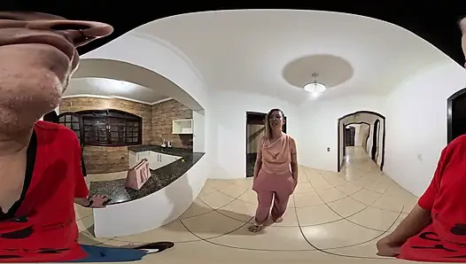 Weibliche führungskraft lutscht und hat sex mit einem kunden in einem leeren haus.