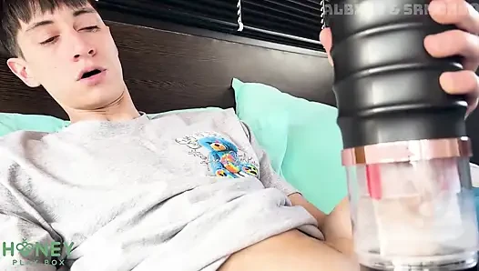 Üvey erkek kardeşim yeni bir seks oyuncağıyla mastürbasyon yapmasına yardım etmemi istiyor