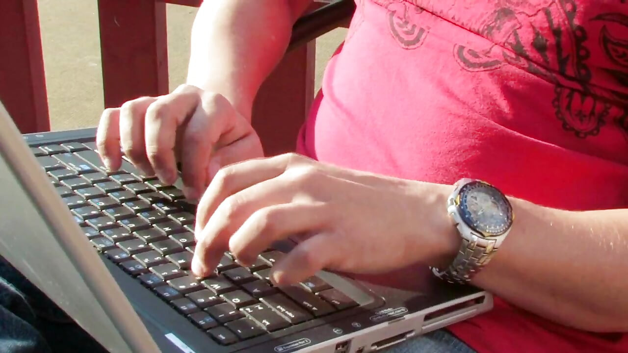 O fată proaspătă, o curvă cu păr de la pizdă este futută în pizdă