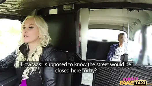 Female fake taxi - die vollbusige tschechische fahrerin bekommt einen großen schwanz in ihre MILF-muschi