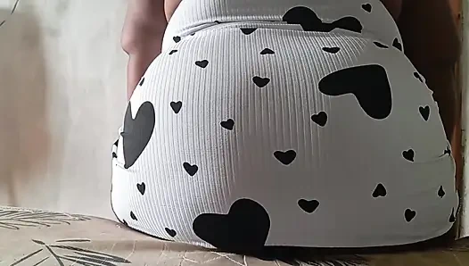 Ich wurde geil und saß auf einem riesigen schwanz, meine enge muschi schluckte alles.