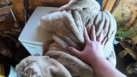 Золотое платье, мех и курящая волосатая киска, глубокий минет и жесткий раком на морозильнике