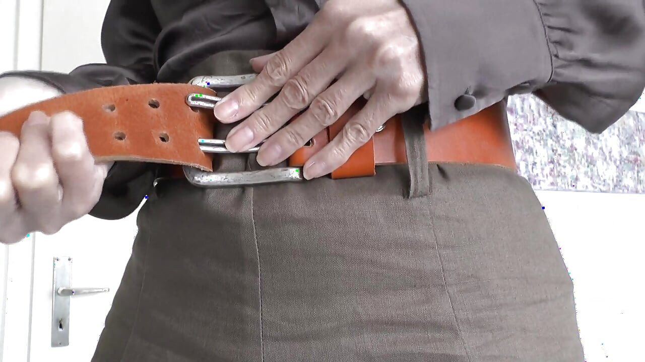 Aufregender gürtel fitting mit einem leinenrock, teil 1, lady victoria Valente