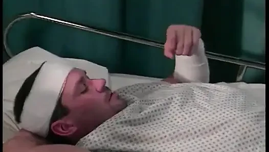 Эта медсестра обожает шпилить своего пациента-мужчину в больничном платье