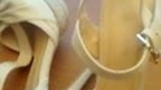 Klaarkomen op witte sandalen met hoge hakken (drie keer)
