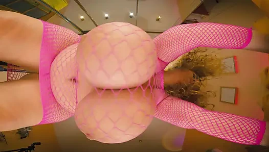 Милфа подпрыгивает своими огромными сиськами только на твоем лице