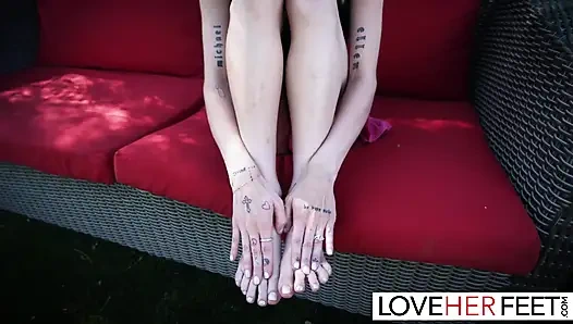 Инструкция по, соблазняет ступнями миниатюрной блондиночки Emma Rosie