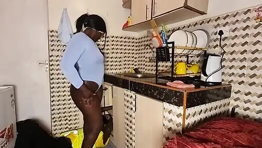 Azgın tesisatçı büyük götünü sikiyor