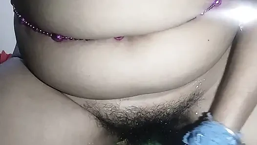 Bhabhi nay chut may khira ko dalkar chut ka pani nikala