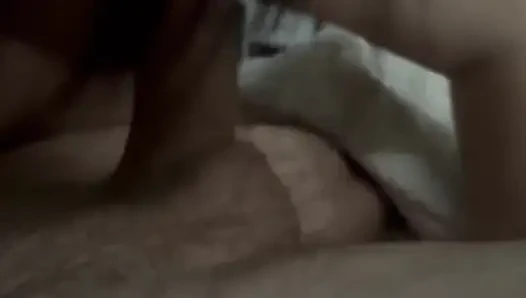Milf mastürbasyon yapıyor, penisi emiyor ve sonra yüzünden sikiliyor