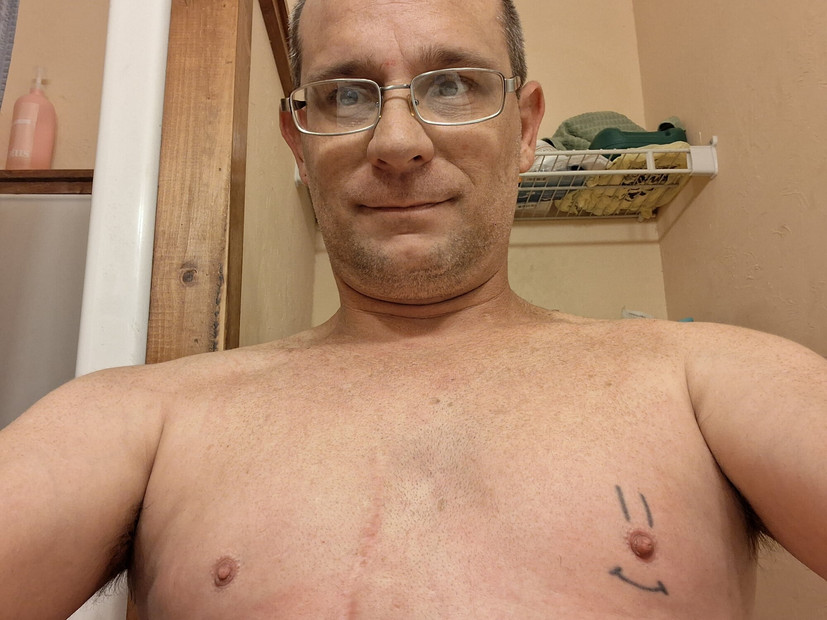 DubeSnackes、時間を見せて石鹸を塗ったり、セクシーなパパの体を揉んだり。仕事の準備をし、服を着ます。