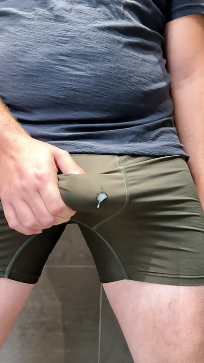 Pancutan mani besar melalui seluar dalam saya