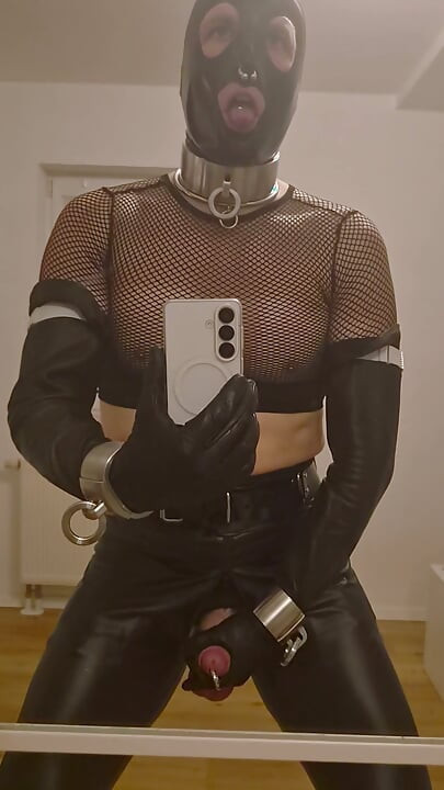 Lắc cặc trong đồ da và latex