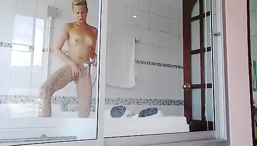 Lihat aku di kamar mandi