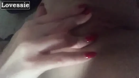 Orta yaşlı seksi kadın evde büyük bir yarak olmadan sıkılıyordu, bu yüzden kendini parmaklarıyla orgazm etti - lovessie