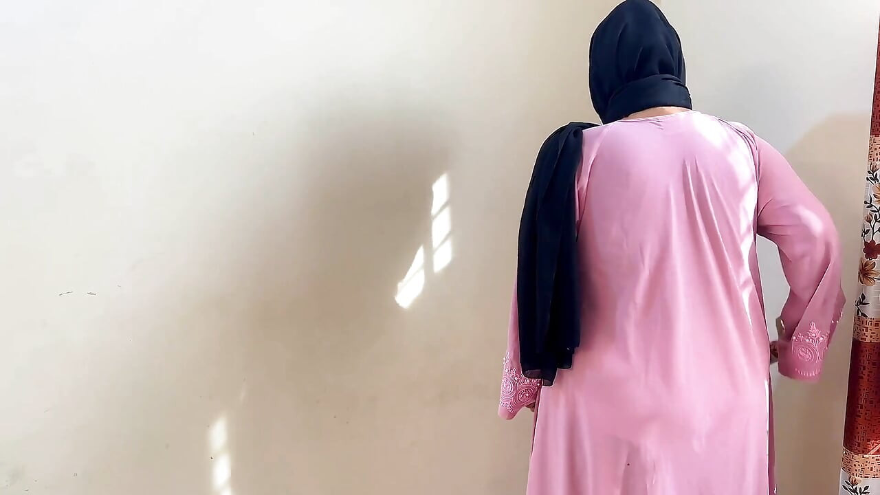 Frumoasă servitoare egipteană futută de proprietar când făcea curățenie în cameră