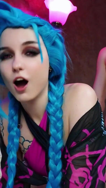 Ključni trenutak iz "Nestašna Jinx uživa u tvrdom kurcu u svojim rupama. Blowjob. Analni creampie"