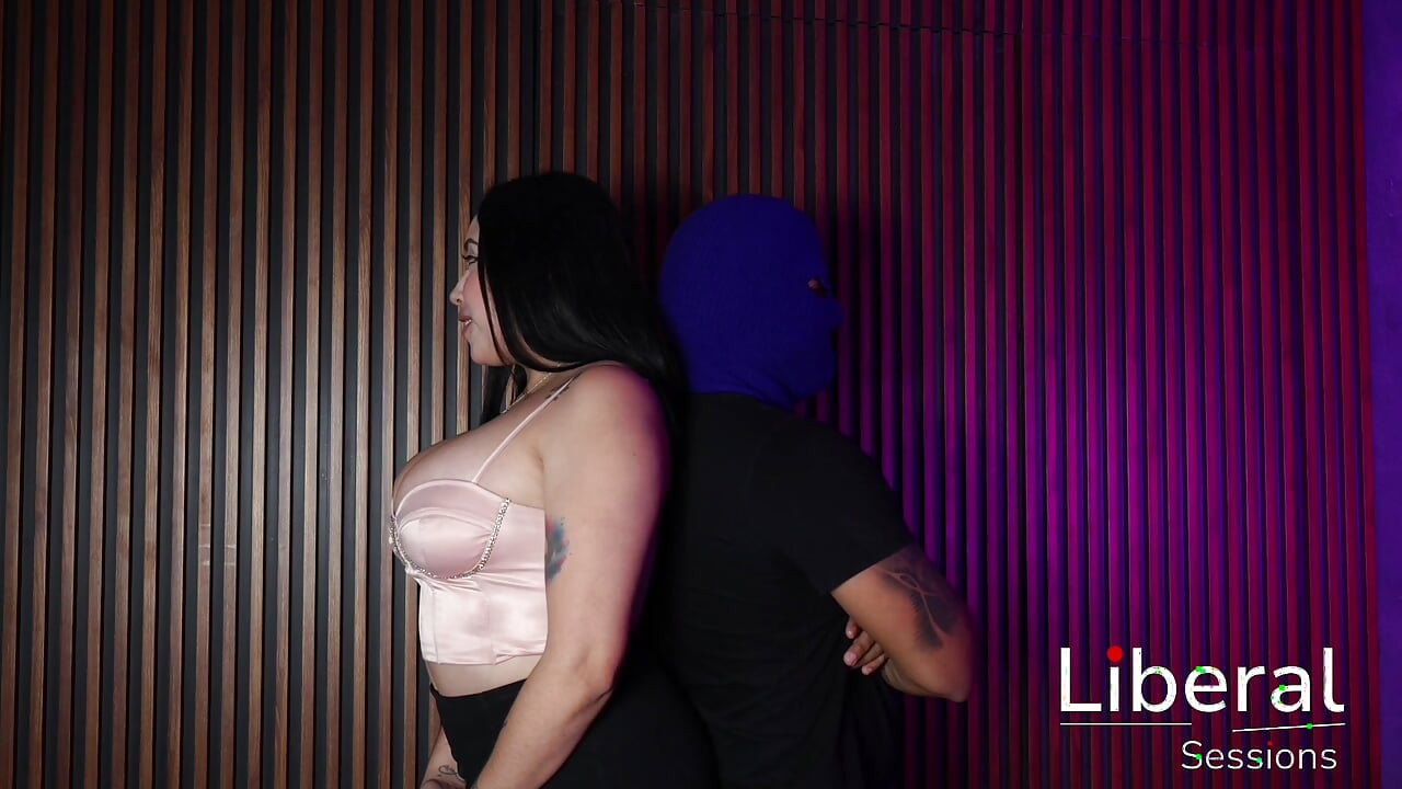 MUJER DE GRANDES TETAS ES FOLLADA Y GRABADA POR DOS HOMBRES POR PRIMERA VEZ