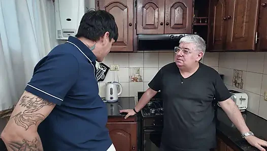 Ortağımın eşcinsel olduğunu sanıyordum ama parayı almaya gittiğimde kurye kız o
