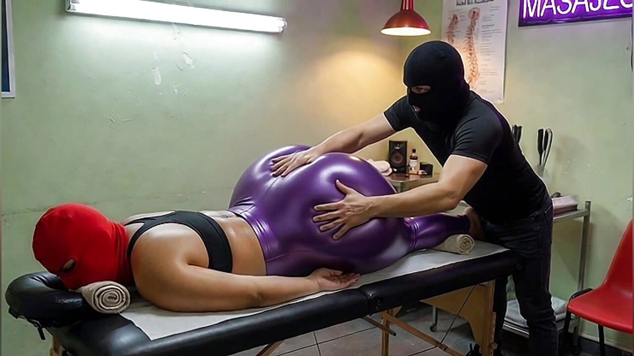 Mẹ chồng mông to mát-xa bằng dầu trong quần legging màu tím kết thúc bằng quần lót màu tím