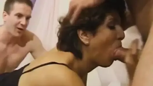 Une femme au foyer brune échangiste se fait baiser brutalement pour s’amuser