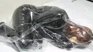 Девушка с резиновой маской в ​​вакуумном пакете