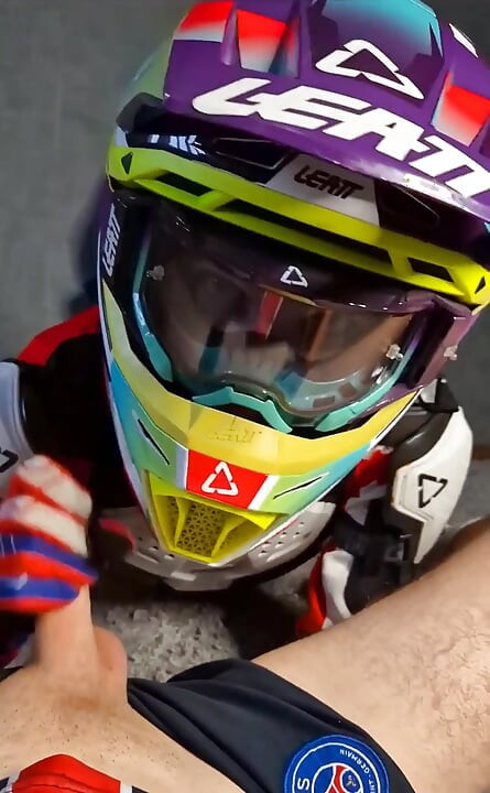 모토 기어를 입고 남친을 달콤하게 빨아