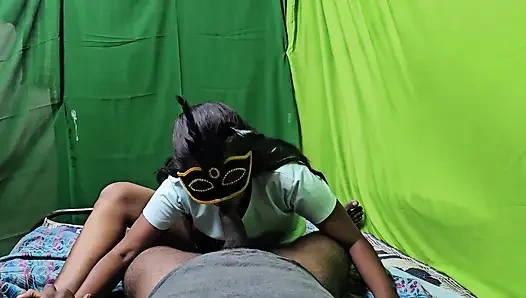 Tamil evli kadın kocasının arkadaşına sakso çekiyor