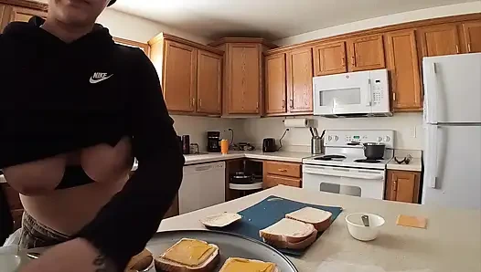 Hausfrau macht mittagessen und wird dann bis zum orgasmus gefickt