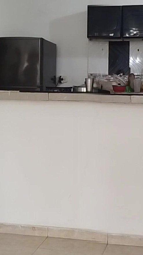 Un beau-père pervers baise sa belle-fille devant sa demi-sœur jumelle sans s’en rendre compte ; Elle est sa nounou. | Clip 1