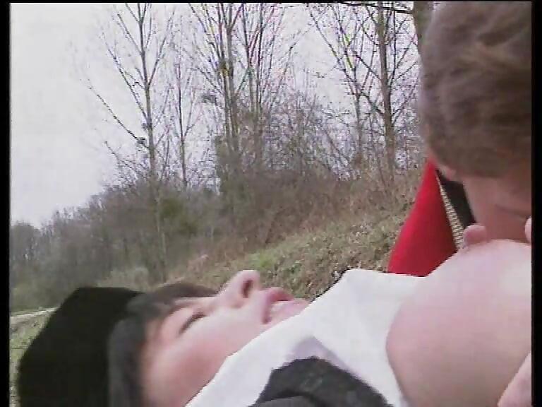 Gagică seducătoare în ciorapi din dantelă suge pula cu foame