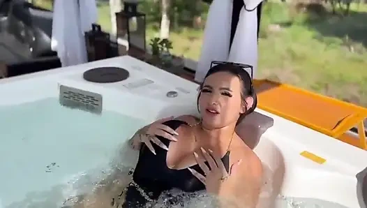 Ich nahm meine nachbarin in das hotelbadezimmer und zeigte ihr mein spielzeug