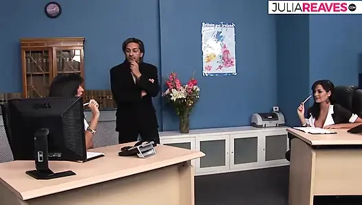 Gadis-gadis panas membungkuk saat mereka disetubuhi oleh kontol besar secara bergiliran