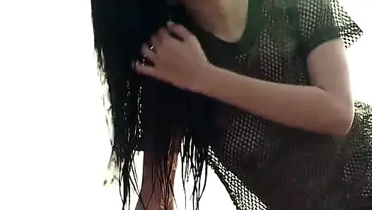 İki sevimli kız açık havada şehvetli