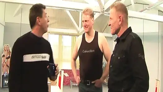 Pesta seks bondage mani muncrat terikat dengan pirang panas