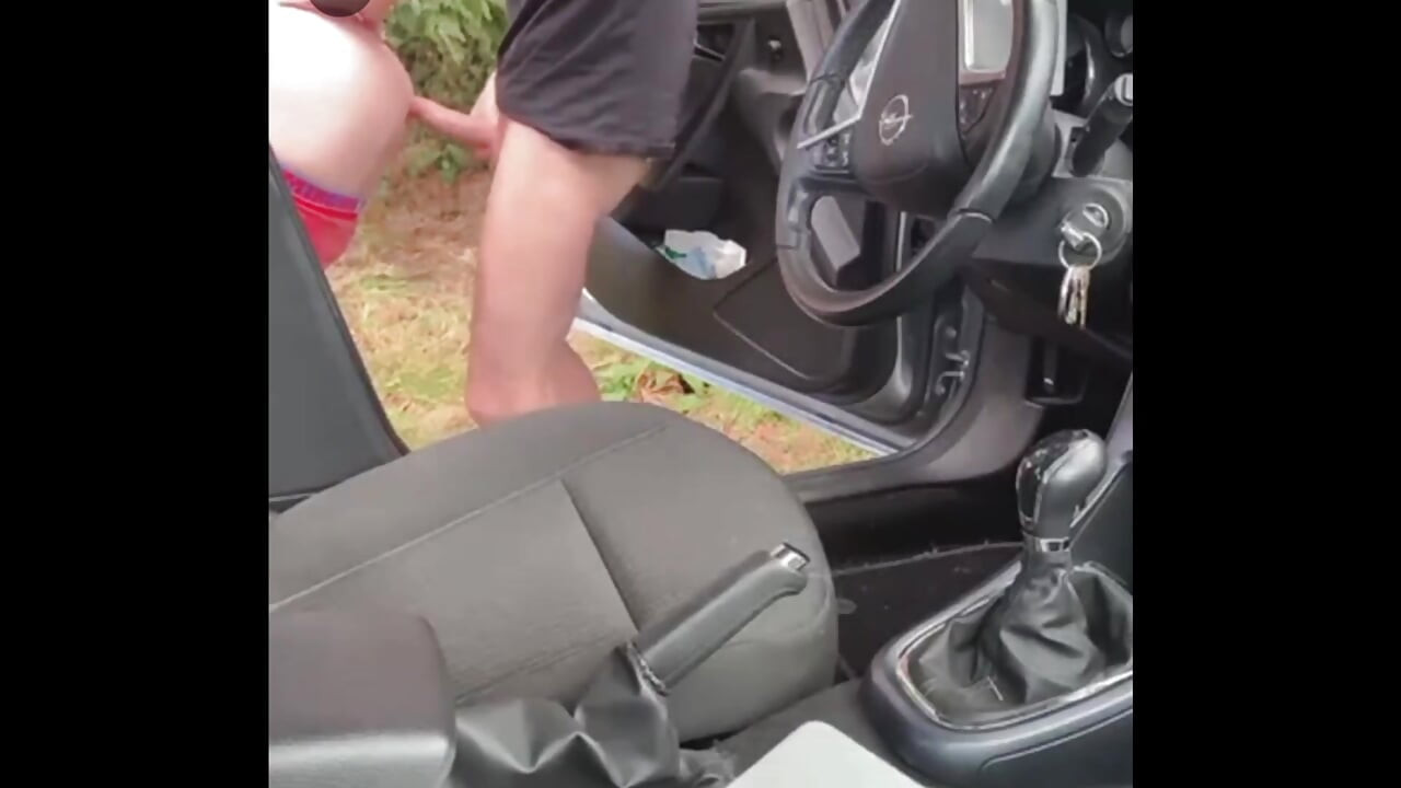 休憩所で極太チンポをしゃぶり、車内で犯される盗撮