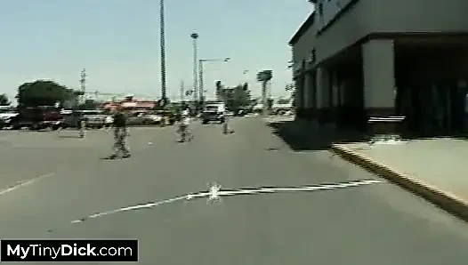 Vixen pirang terangsang mencoba memberinya blowjob