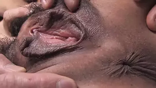 Cachonda japonesa se cubre la cara de esperma después de ser follada