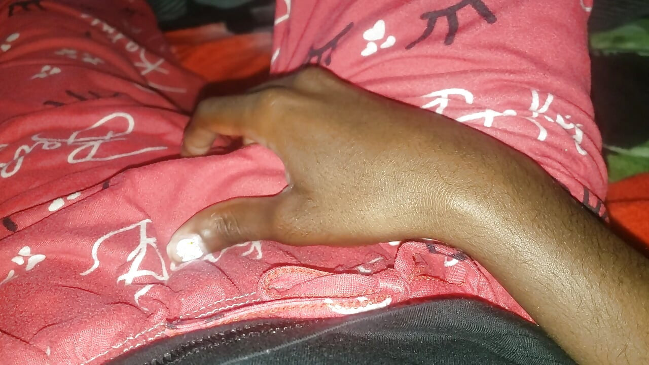 Me dedilhando na frente da minha namorada