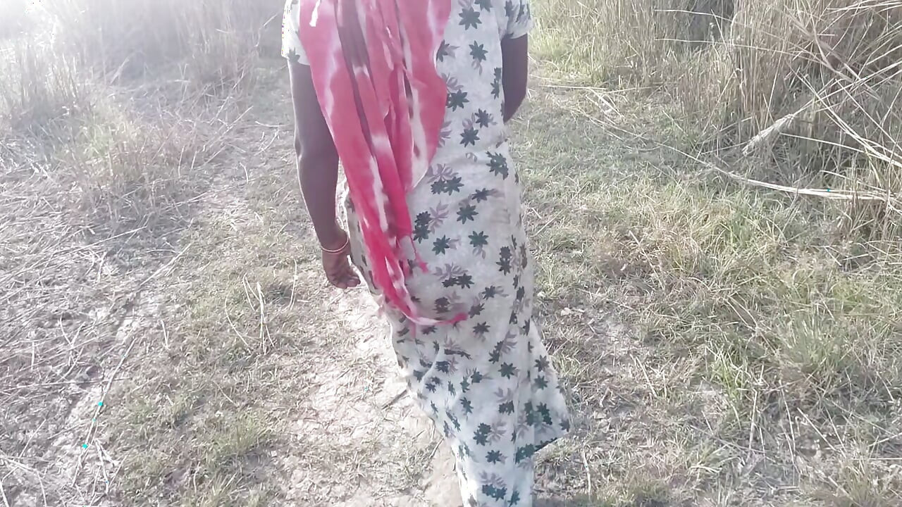 Khet mein lekar apna wife ko din mein open sex  video