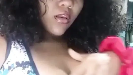 Ateşli latin orta yaşlı seksi kadın muz emiyor