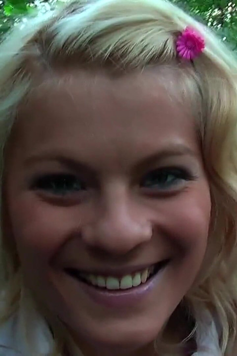 Beautiful blonde does outdoor blowjob