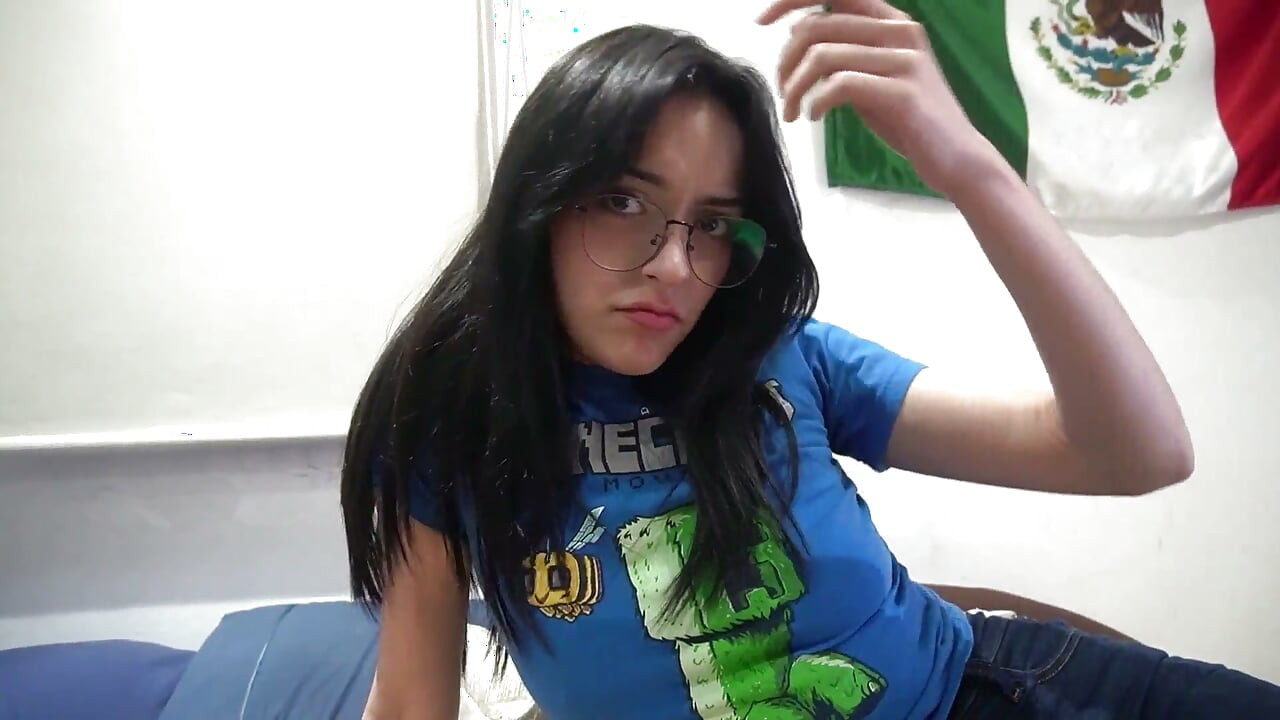 CHICA NERD ENTRA AL MUNDO DEL PORNO