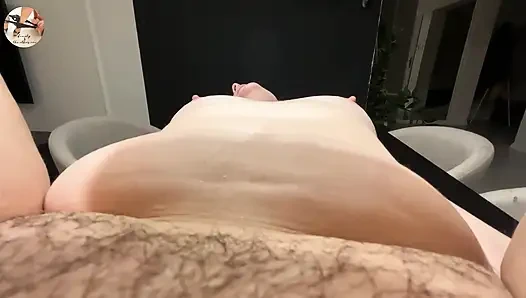 Видео от первого лица, когда киску горячей жены вылизали и вылизали, и трахнули пальцами до сквиртующих оргазмов!