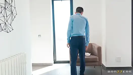 Brazzers -audrey reid yüzünü siktiriyor ve büyük yarakla ağzına alıyor