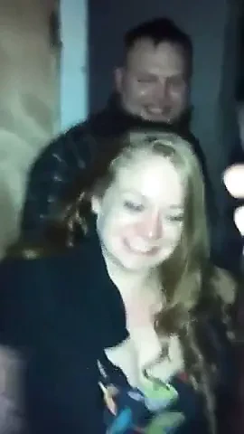 朋友的妻子在他所有的朋友面前展示她的奶子