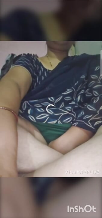 Desi bhabhi ne kursi pe beth ke apni chooth ke maje liye