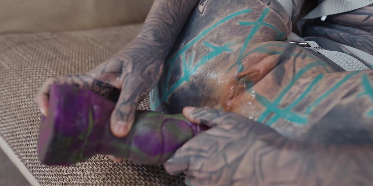 Doble penetración anal en chica muy tatuada - descuidada, cajero automático y gapes anales masivos
