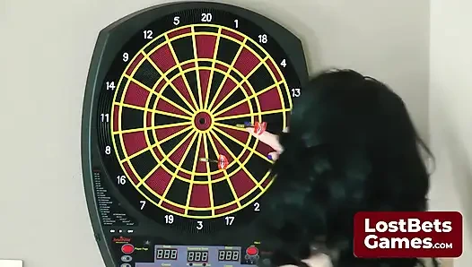 Bu striptiz dart oyunu beklenmedik zevkler bir gece vaat ediyor